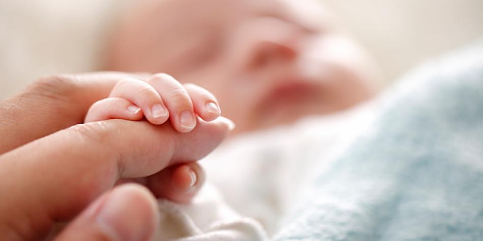 bébé dans la révision de l'herpès néonatal