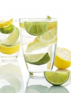 verre d'eau au citron