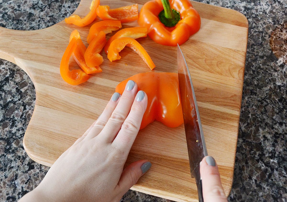 Délicieux processus de coupe de recette de smoothie aux légumes orange