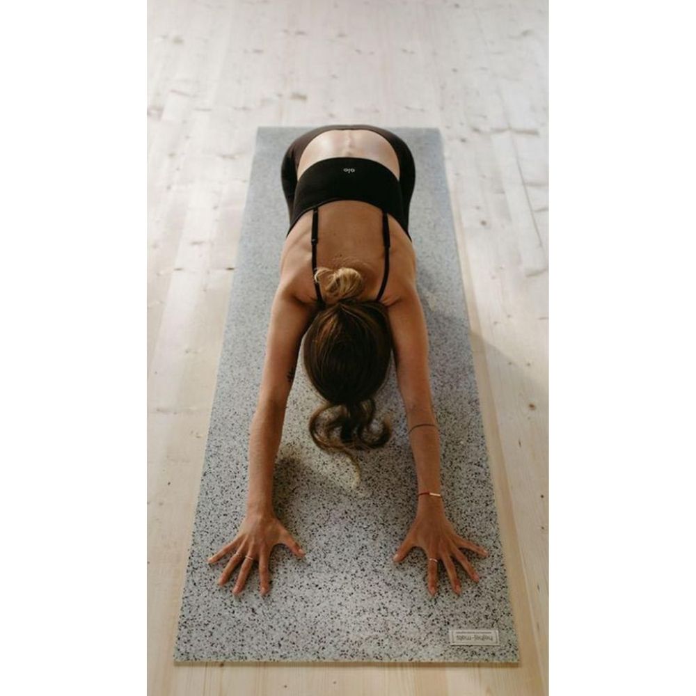 5 positions de yoga pour surmonter le Blue Monday et perdre du poids