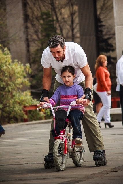 papa et sa fille essayant de faire du vélo 