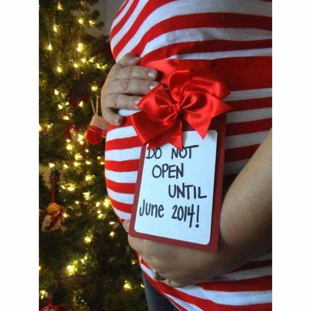 Photo de grossesse de Noël avec une phrase amusante