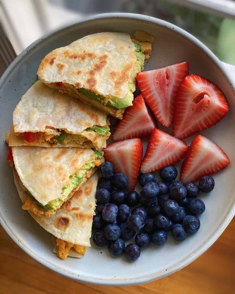 quesadillas au fromage avec du poulet et une portion de fruits 