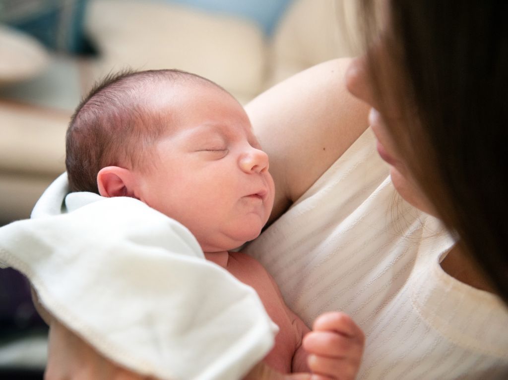 bébé nouveau-né dans les bras de sa maman 